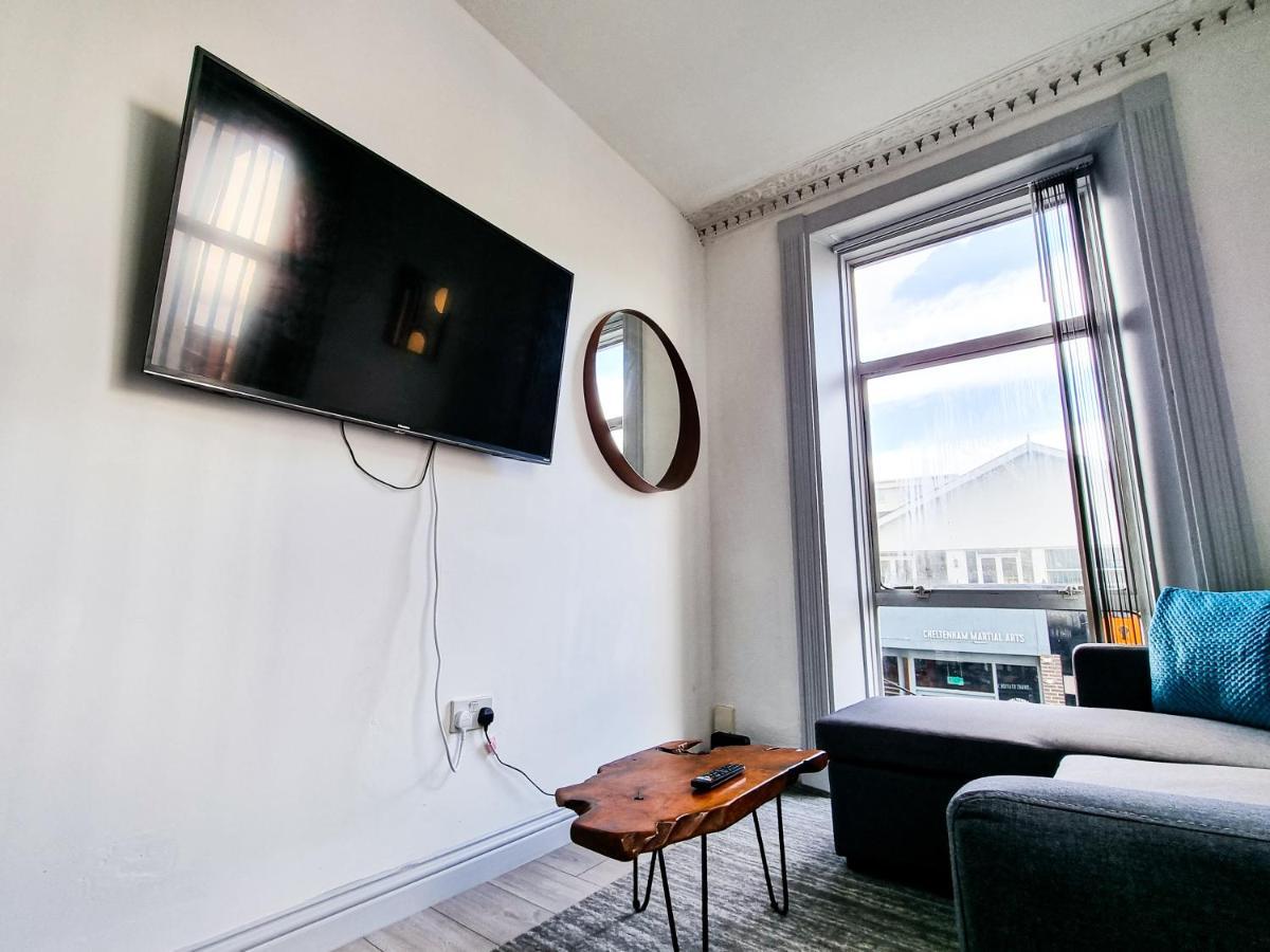 Newly Refurbished Flat In Central Cheltenham With Parking 外观 照片